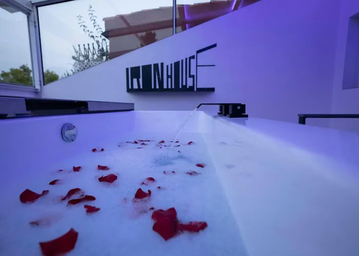 Iron House - Golden Mile Penthouse Bathtub Puente Romano