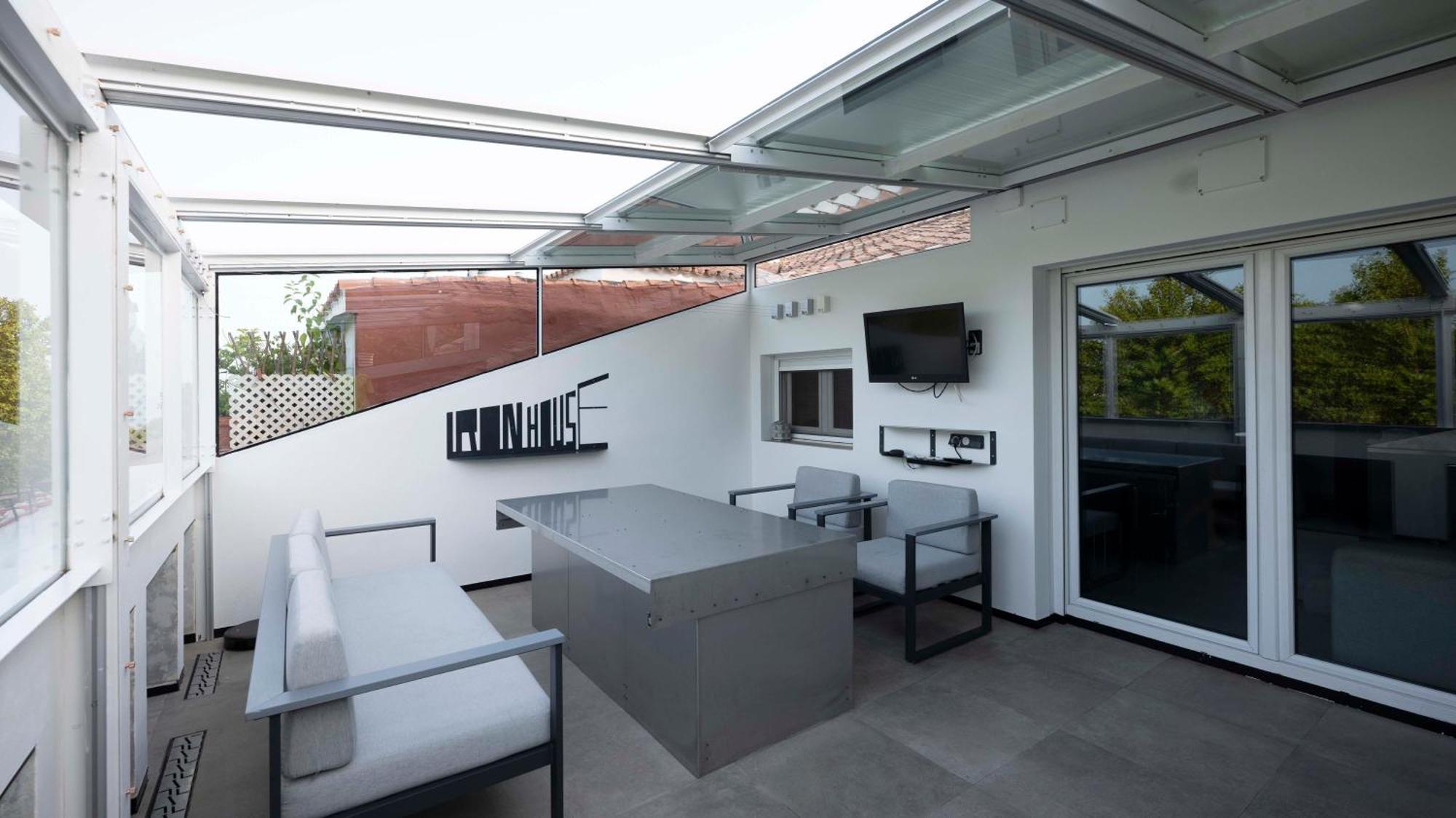 Iron House - Golden Mile Penthouse Bathtub Puente Romano