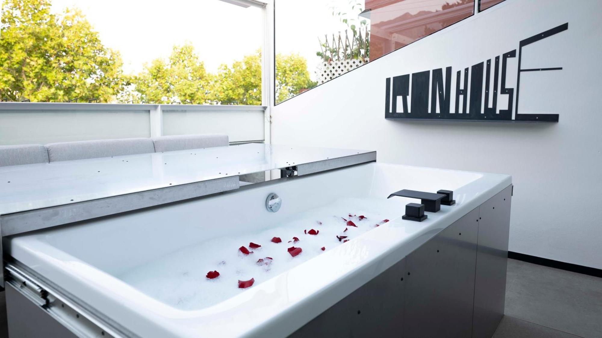 Iron House - Golden Mile Penthouse Bathtub Puente Romano Appartement *