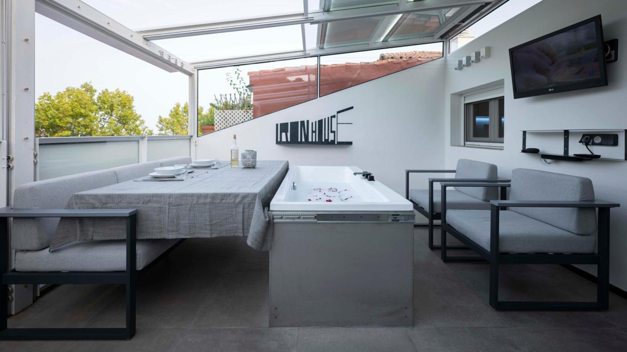 Iron House - Golden Mile Penthouse Bathtub Puente Romano * Marbellac
