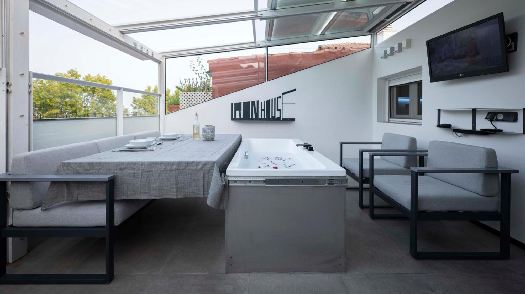 Iron House - Golden Mile Penthouse Bathtub Puente Romano *
