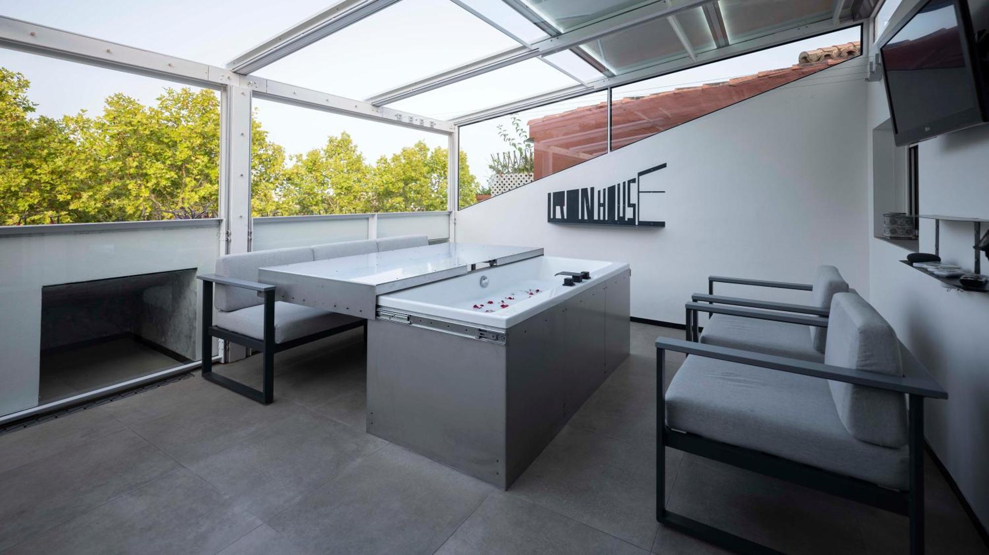 Iron House - Golden Mile Penthouse Bathtub Puente Romano *