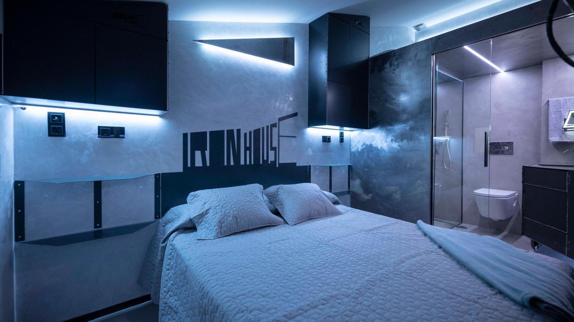 Iron House - Golden Mile Penthouse Bathtub Puente Romano Appartement *