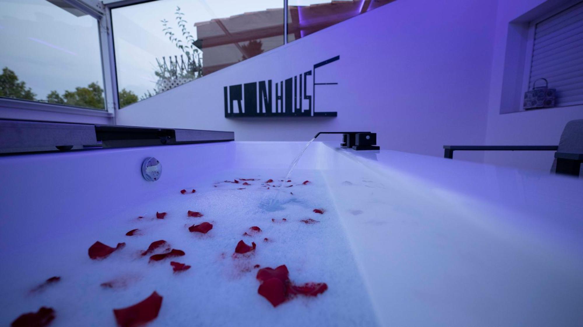 Iron House - Golden Mile Penthouse Bathtub Puente Romano